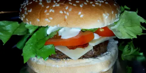 Sos serowy cheddar do burgerów: przepis, który odmieni Twoje danie!