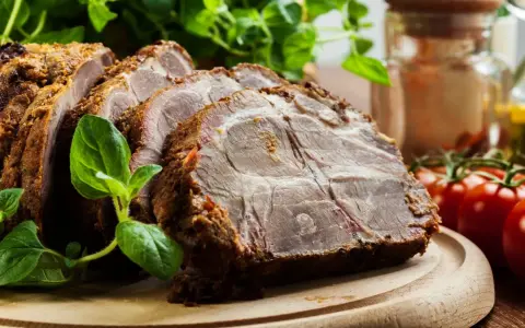 Karkówka na gyros: Jak zamarynować, by była krucha i soczysta?