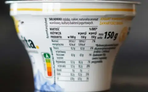 Jogurt skyr waniliowy. Porcja 150g ma 139 kcal. Idealny na szybką przekąskę.