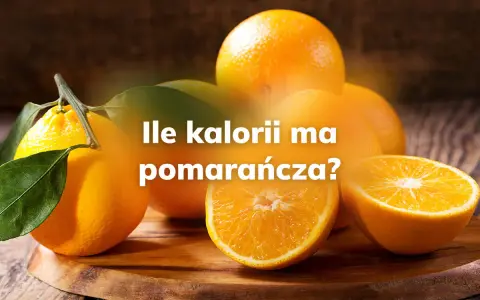 Kilka soczystych pomarańczy na drewnianej desce. Tekst pyta: "Ile kalorii ma pomarańcza?".
