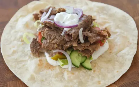 Pyszny kebab w tortilli z mięsem, warzywami i sosem. Zastanawiasz się, ile kalorii ma tortilla?
