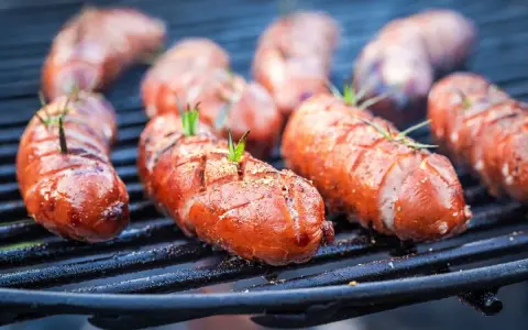 Naciąć czy nie? Kiełbasa na grillu zawsze soczysta i bez pęknięć