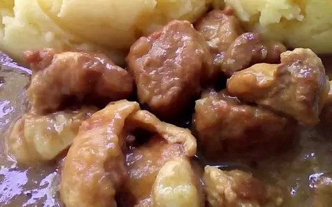 Pyszny gulasz w sosie własnym, podany z purée ziemniaczanym. Miękkie kawałki mięsa w aromatycznym sosie.