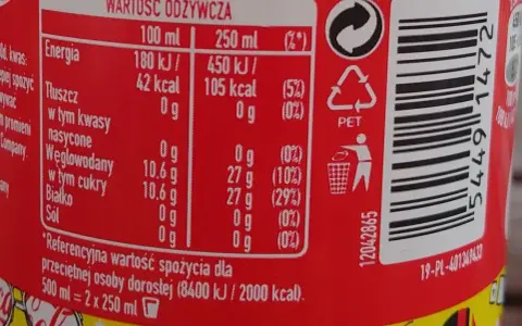 Etykieta napoju z informacją o wartościach odżywczych. Cola zero kalorie, bez cukru, idealna dla dbających o linię.