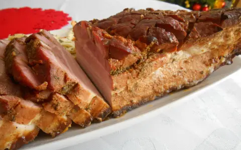 Pyszny boczek pieczony w rękawie, soczysty i aromatyczny, idealny na świąteczny stół.