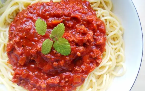 Jak zrobić spaghetti z mięsem mielonym i sosem w prosty sposób