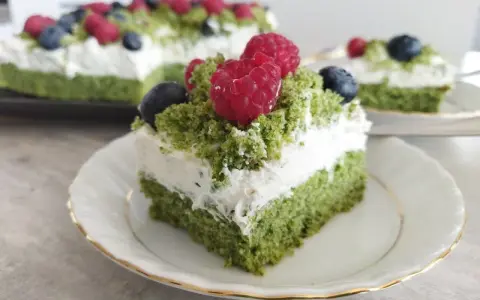 Zielone ciasto leśny mech na dużą blachę, przełożone kremem z serkiem mascarpone, ozdobione malinami i borówkami.