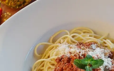 Ile kalorii ma sos do spaghetti z mięsem mielonym? Sprawdź teraz!