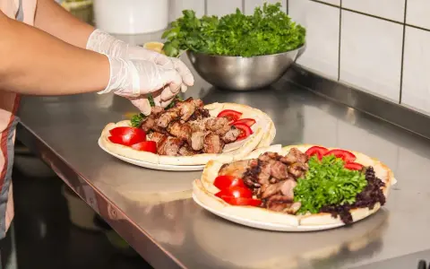 Kebab na talerzu: Jaka gramatura mięsa jest uczciwa? Sprawdź!