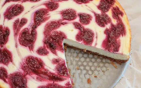 Pyszny sernik z wiśniami, z charakterystycznym wirującym wzorem. Idealny ser na sernik, który rozpływa się w ustach.