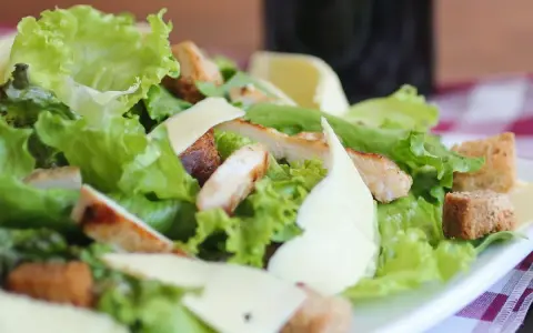 Domowy sos Cezar bez anchois: Odkryj sekret smaku umami!