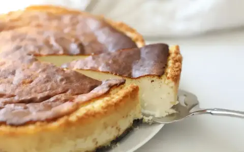 Pyszny sernik z wiaderka President, z lekko przypieczoną skórką i kremowym wnętrzem, gotowy do podania.