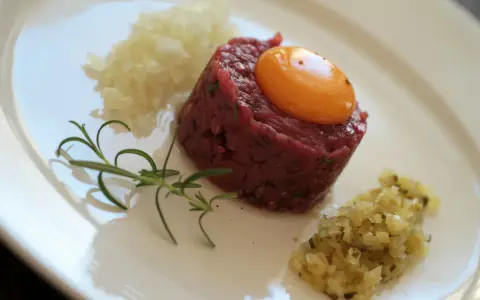 Tatar w burgerowni: Czy jest bezpieczny? Sprawdź, zanim zjesz!