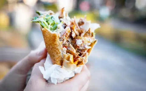 Ile kcal ma tortilla kebab? Zaskakujące różnice w kaloriach!