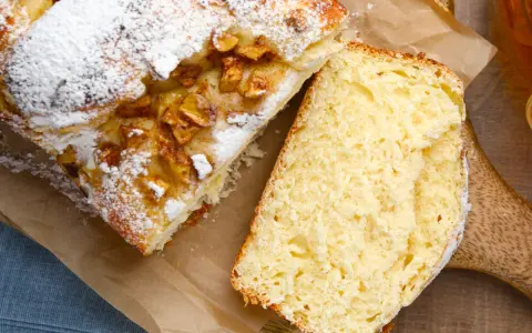 Puszyste i wilgotne ciasto drożdżowe z jabłkami, posypane cukrem pudrem. Idealne na niedzielne popołudnie.