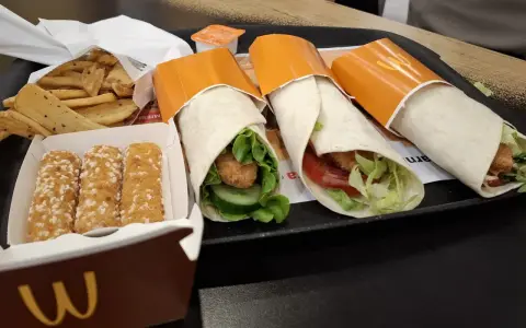Trzy wrapy z kurczakiem, frytki i nuggetsy. Zastanawiasz się, ile kosztuje wrap w Mc?