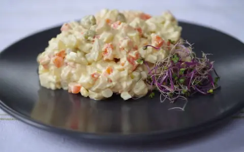 Kwaśna sałatka jarzynowa? Uratuj ją prostymi trikami!