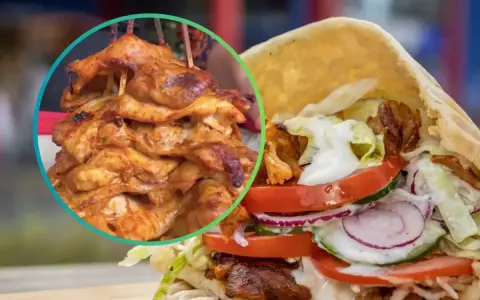 Soczyste, przyprawione mięso do kebaba, obok gotowy kebab z warzywami i sosem. Idealny na szybki posiłek.