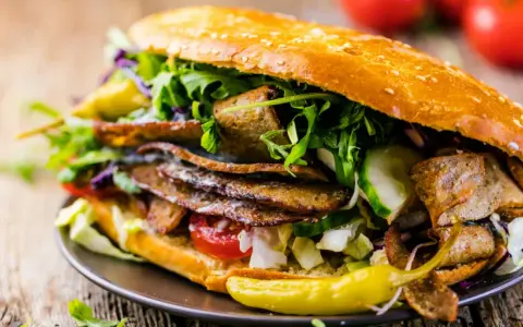 Ile kalorii ma kebab z frytkami? Sprawdź, co naprawdę jesz