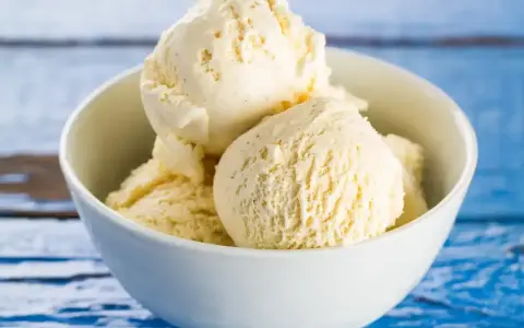 Pyszne lody waniliowe w miseczce. Chcesz wiedzieć, jak zrobić lody? To proste!