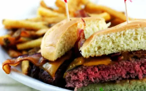 Czy różowy burger jest bezpieczny? Mierzymy temperaturę i rozwiewamy mity