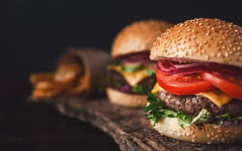Jak zrobić idealny smash burger? Chrupiąca skorupka z żeliwa!