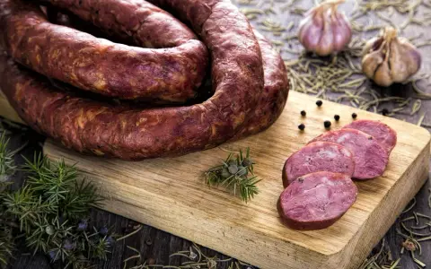 Kiełbasa z jelenia: co musisz wiedzieć o składzie i smakach