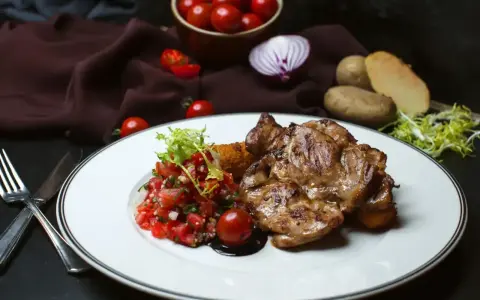 Soczysty udziec wołowy z salsą pomidorową i ziemniakami. Idealny obiad dla smakoszy.