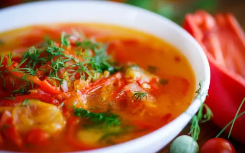 Aromatyczna, najlepsza zupa rybna z papryką i koperkiem.