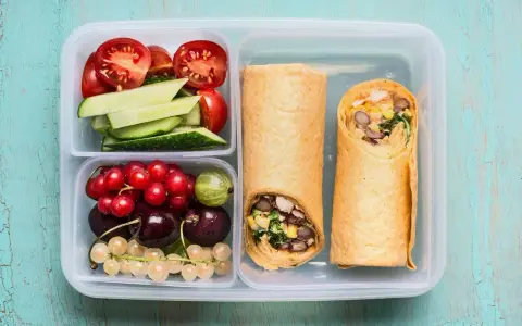 Sałatka z zielonej soczewicy: Jak stworzyć idealny lunchbox na wynos?