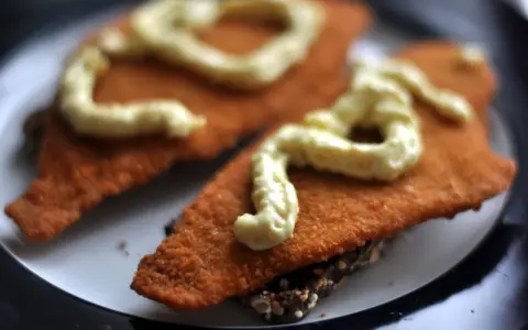 Idealny sos remulada? Zrób go sam! Przepis do ryb i hot dogów