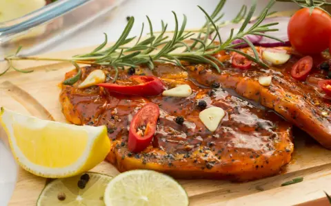 Jak zrobić sos z karkówki, który zachwyci smakiem i aromatem