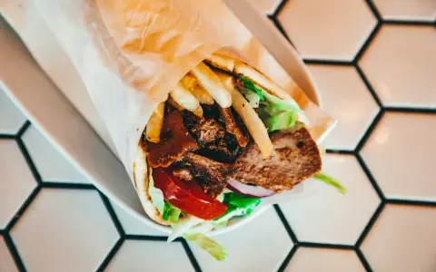 Sos mieszany w kebabie na cienkim cieście: Ile kalorii ukrywa?