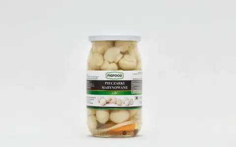 Słoik z marynowanymi pieczarkami marki Figfood, z widocznymi kawałkami warzyw na dnie.