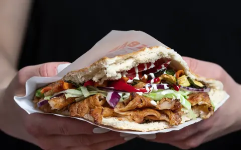 Kebab w bułce czy tortilla - co wybrać dla zdrowszego posiłku?
