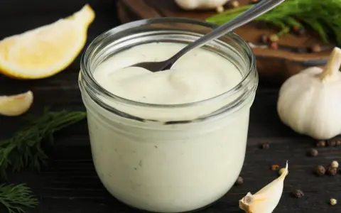 Aioli bez jajek: Jak zrobić kremowy sos czosnkowy krok po kroku?