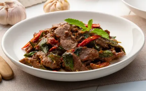 Aksamitne kawałki wołowiny z bazylią i papryczką chili, aromatyczne wołowina po tajsku.