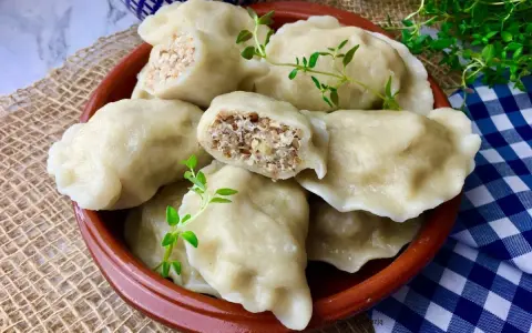 Pyszne pierogi z kaszą gryczaną i serem, idealne na obiad. Sprawdzony przepis na domowe danie.