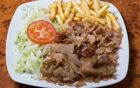 Z czego jest kebab? Odkryj składniki i tajemnice tego dania