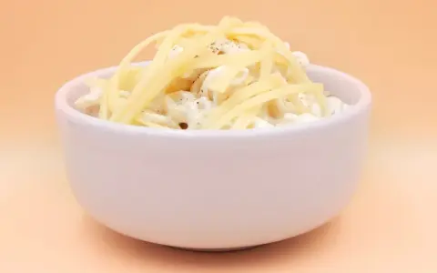 Szybki i zdrowy sos z jogurtu naturalnego do makaronu w 5 minut