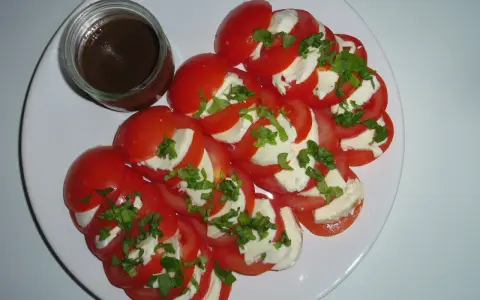 Pomidory z mozzarellą jaki sos – najlepsze przepisy na pyszne dodatki