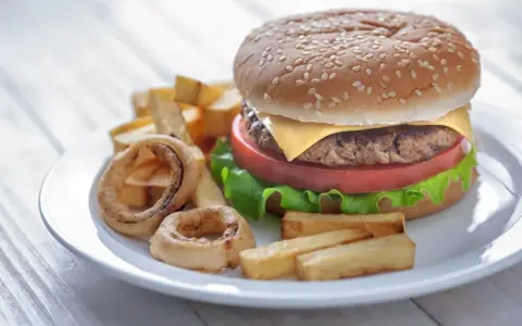 Dlaczego fast food jest słony? Smak, biznes i Twoje zdrowie.