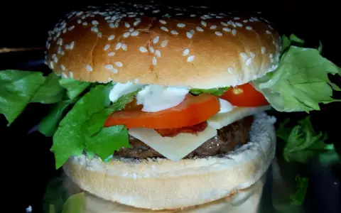 Sos serowy cheddar do burgerów: przepis, który odmieni Twoje danie!
