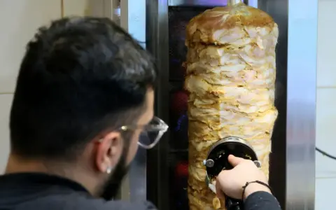 Co jesz w kebabie? Prawdziwy skład mięsa i ukryte dodatki