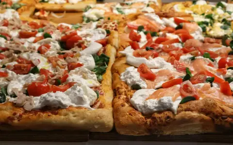 Pyszny spod do pizzy z burratą, pomidorkami i łososiem.