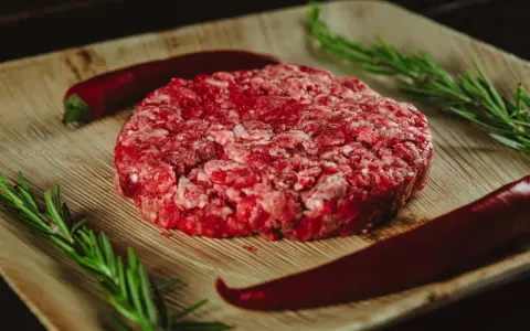 Wołowina Angus w burgerze: Czy warto dopłacać za premium?