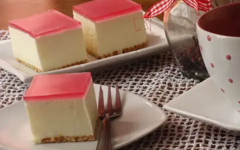 Sernik na zimno z sera z wiaderka i galaretek, idealny na letnie popołudnie.