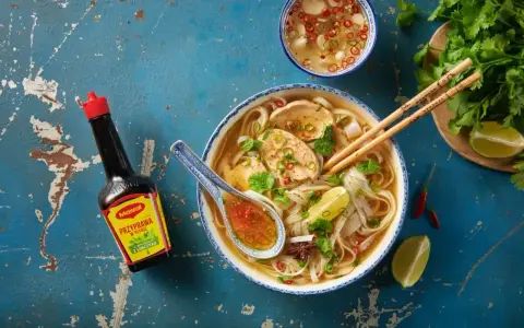 Aromatyczny makaron pho z kurczakiem, limonką i świeżą kolendrą, doprawiony sosem Maggi.