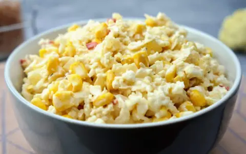 Szybka i tania sałatka z surimi i kukurydzy hit na każdą okazję
