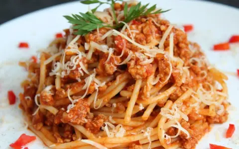 Jak zrobić sos do spaghetti z przecieru - łatwy przepis na pyszny smak